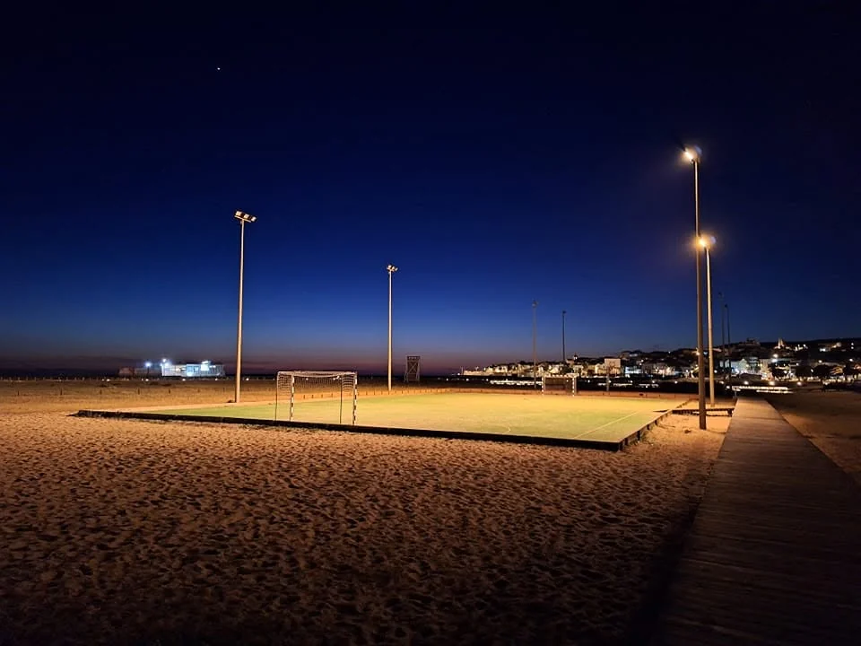 Campos na Praia da Claridade à noite